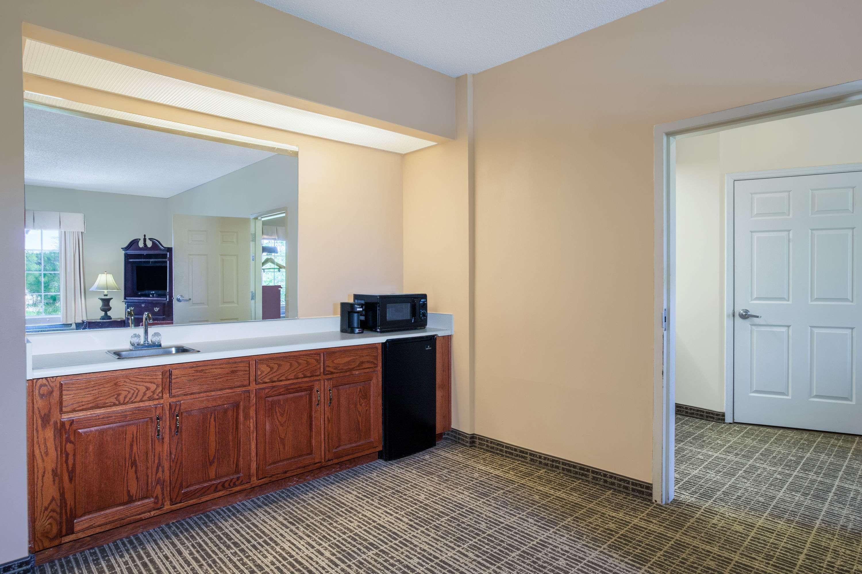 Baymont By Wyndham Lafayette Airport Hotel Exterior foto
