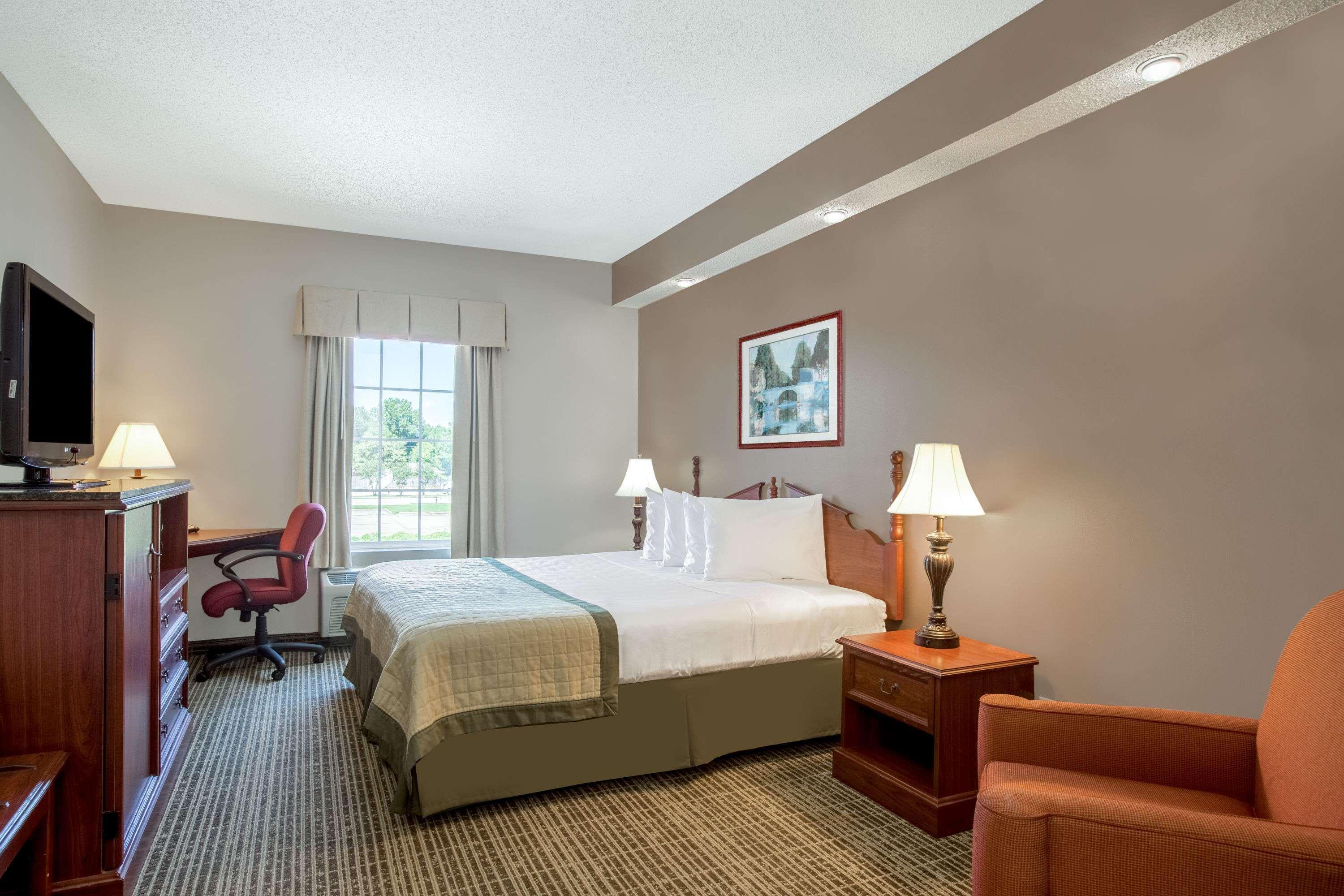 Baymont By Wyndham Lafayette Airport Hotel Exterior foto